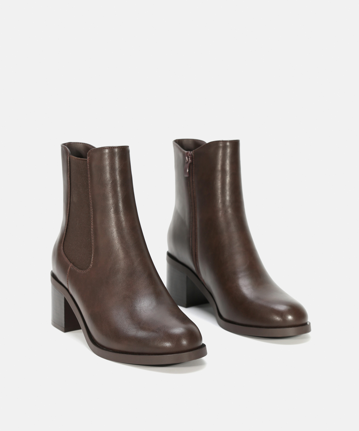 Botins castanhos chelsea salto